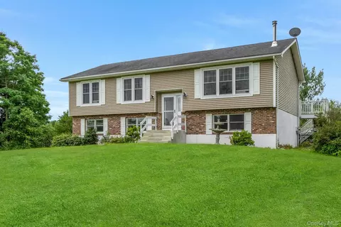 35 Rowe Rd, Milan, NY 12571