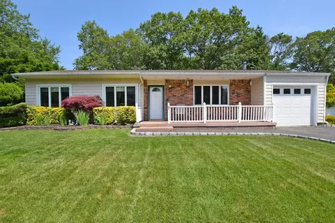 7 Amber Ln, Coram, NY 11727