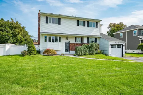 21 Clifford Blvd, Hauppauge, NY 11788