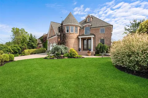 101 Stillwater Ave, Massapequa, NY 11758