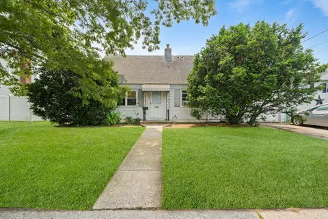 302 Waukena Ave, Oceanside, NY 11572