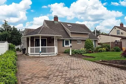 25 Picture Ln, Hicksville, NY 11801