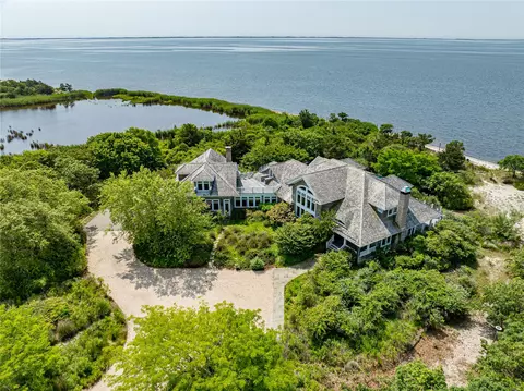 40 Rowing St, Patchogue, NY 11772