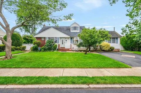 29 2nd Ave, Massapequa Park, NY 11762