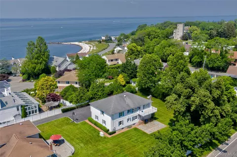 4 Donald St, Bayville, NY 11709