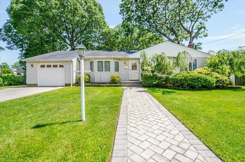 70 Cleveland St, Bay Shore, NY 11706