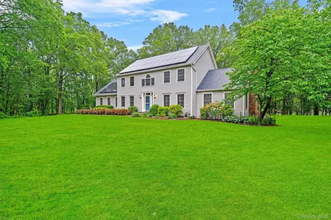 24 Hampton Ct, Shawangunk, NY 12589