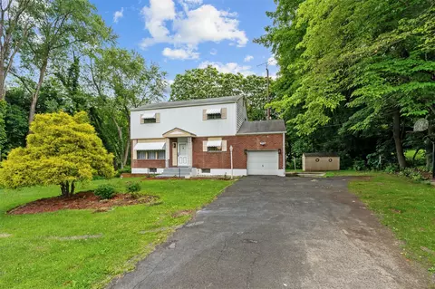 4 Westbrook Dr, Cortlandt, NY 10567