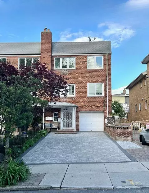 22-39 74 St, New York, NY 11370