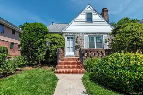 147 Nugent St, North Hempstead, NY 11040