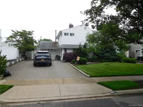 231 Willowood Dr, Wantagh, NY 11793