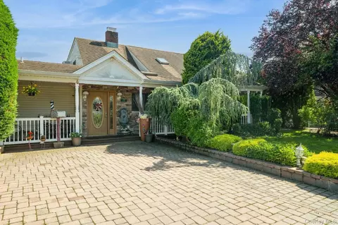 17 Piper Ln, Levittown, NY 11756