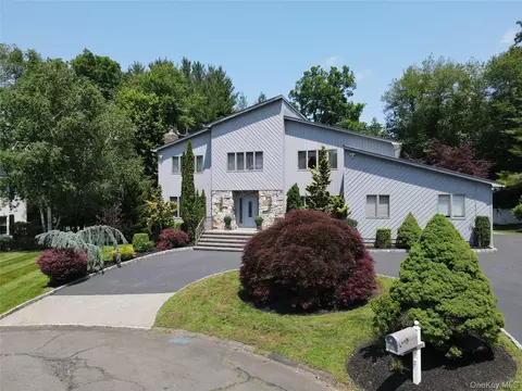 48 Snowdrop Dr, Clarkstown, NY 10956