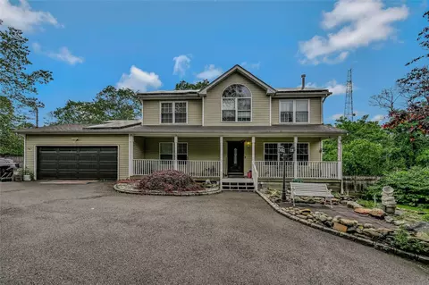 24 Pineoaks Pl, Farmingville, NY 11738