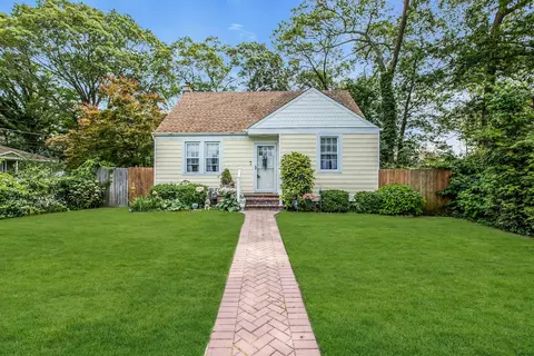 15 Robbins Ave, Islip, NY 11751