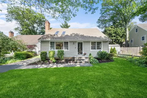 4 Pocket Ct, Northport, NY 11768