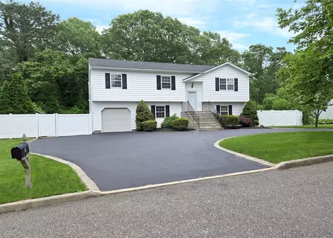 33 Roosevelt Ave, Selden, NY 11784