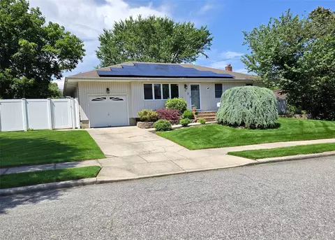 4 Bowman Ln, Commack, NY 11725