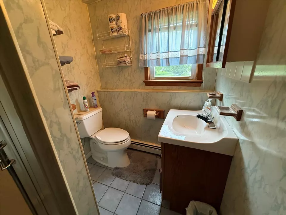 Bath - 12 Derick Dr, Fishkill, NY 12524 photo 3 of 4
