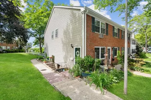 901 Towne House Vlg, Islandia, NY 11749