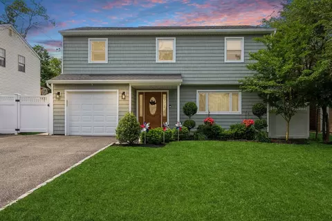 32 Illinois St, Dix Hills, NY 11746
