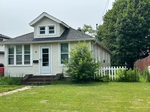 18 Cedar Ave, Farmingdale, NY 11735