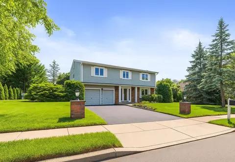 61 Sherwood Ct, Huntington, NY 11743
