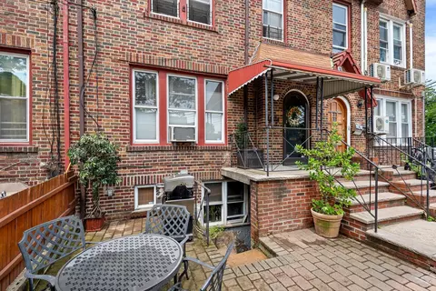 4204 64th St, New York, NY 11377