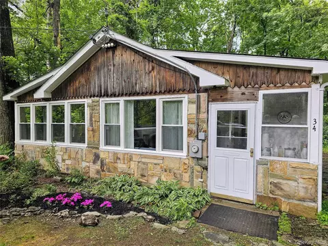 34 Bartles Landing Rd, Clinton, NY 12572