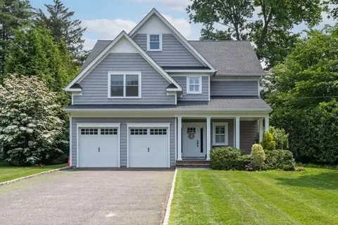 28 Weir Ln, Locust Valley, NY 11560