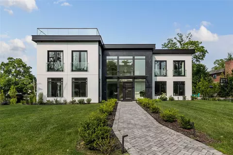 15 Gristmill Ln, North Hempstead, NY 11023