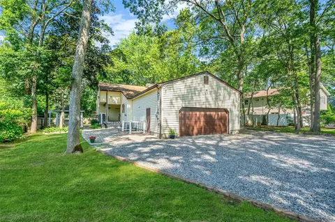 425 Puritan Dr, Shirley, NY 11967