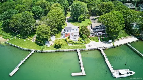 2005 Westview Dr, Mattituck, NY 11952