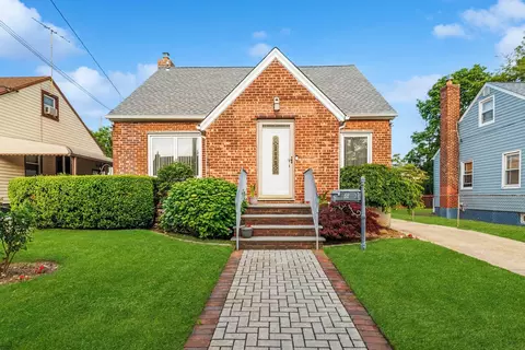 8 Clinton St, Meacham, NY 11003