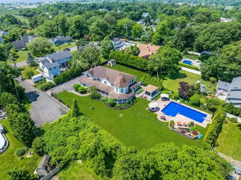 90 Poplar Ln, Bayport, NY 11705