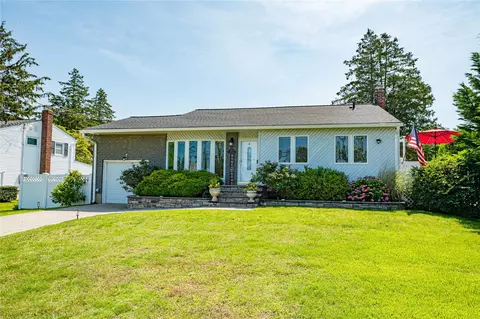105 Graywood Ct, West Islip, NY 11795