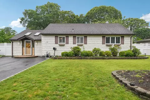 13 Sunset Dr, Centereach, NY 11720