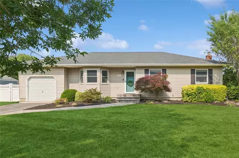 166 Williams Way S, Baiting Hollow, NY 11933