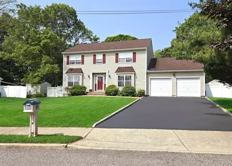 54 Gatelot Ave, Lake Ronkonkoma, NY 11779