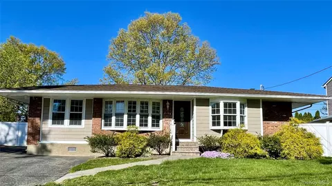 5 Fruitwood Ln, Commack, NY 11725