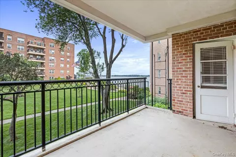 16241 Powells Cove Blvd #2S, Whitestone, NY 11357