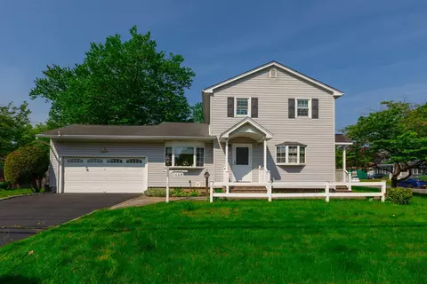 1668 Manatuck Blvd, Bay Shore, NY 11706