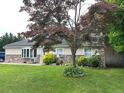 166 W 2nd St, West Islip, NY 11795
