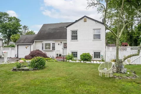 1464 Potter Blvd, Bay Shore, NY 11706