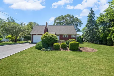 360 Munsell Rd, Brookhaven, NY 11772
