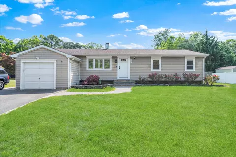 38 Kenwood Dr, Bohemia, NY 11716