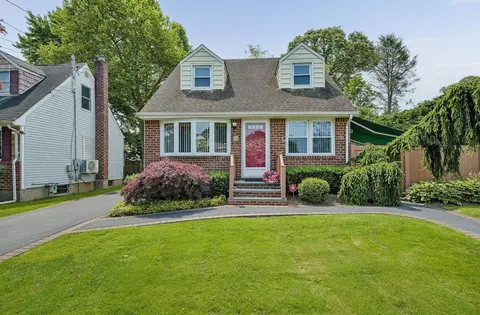 14 Covington St, Huntington Station, NY 11746