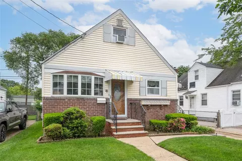 420 Pennsylvania Ave, North Hempstead, NY 11596