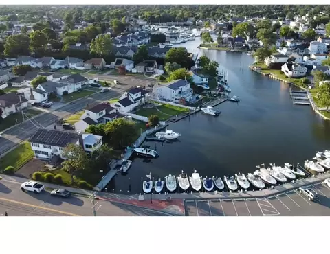 510 S Great Neck Rd, Copiague, NY 11726