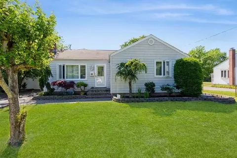 118 Pine Neck Ave, Brookhaven, NY 11772